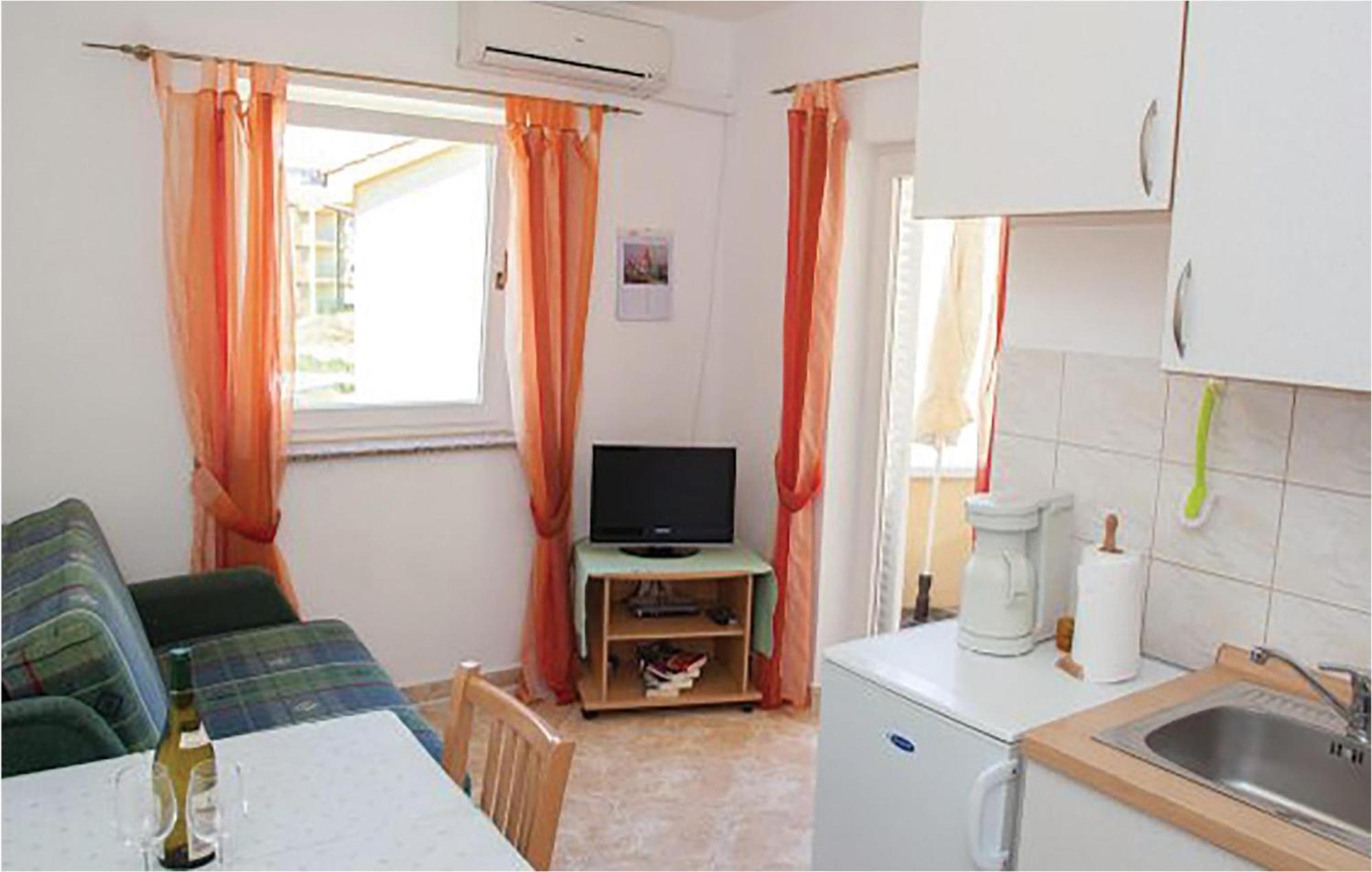1 Bedroom Beautiful Apartment In マリンスカ エクステリア 写真